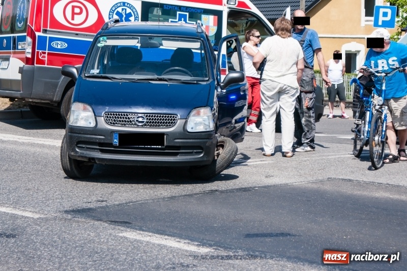 Zdjęcie w galerii na portalu naszraciborz.pl: Zderzenie opla i volkswagena przy kościele Matki Bożej wiadomości z regionu