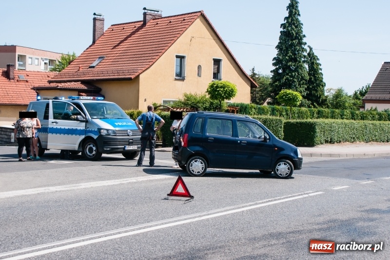 Zdjęcie w galerii na portalu naszraciborz.pl: Zderzenie opla i volkswagena przy kościele Matki Bożej wiadomości z regionu