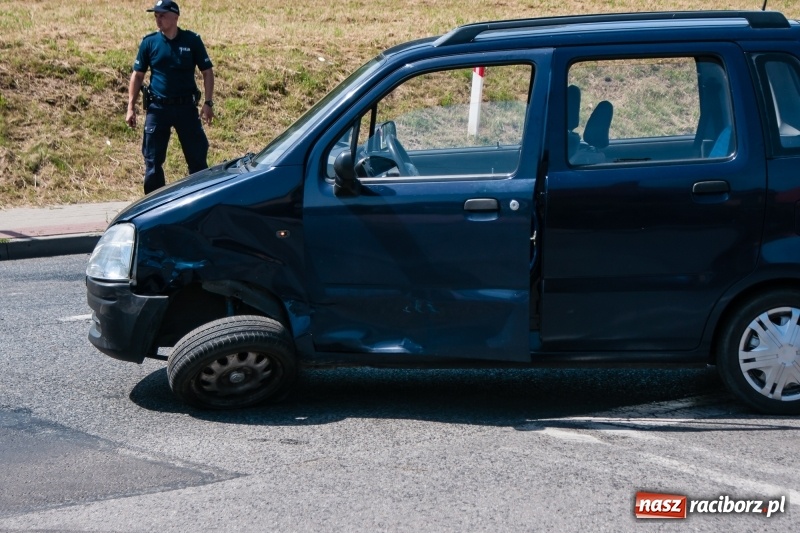 Zdjęcie w galerii na portalu naszraciborz.pl: Zderzenie opla i volkswagena przy kościele Matki Bożej wiadomości z regionu
