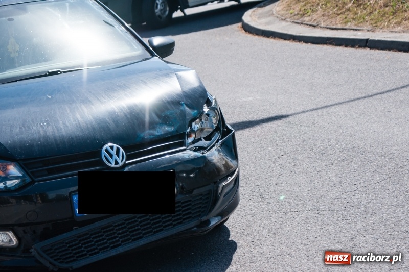 Zdjęcie w galerii na portalu naszraciborz.pl: Zderzenie opla i volkswagena przy kościele Matki Bożej wiadomości z regionu