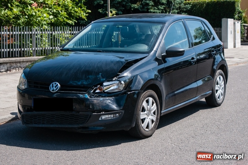 Zdjęcie w galerii na portalu naszraciborz.pl: Zderzenie opla i volkswagena przy kościele Matki Bożej wiadomości z regionu