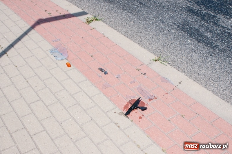 Zdjęcie w galerii na portalu naszraciborz.pl: Zderzenie opla i volkswagena przy kościele Matki Bożej wiadomości z regionu