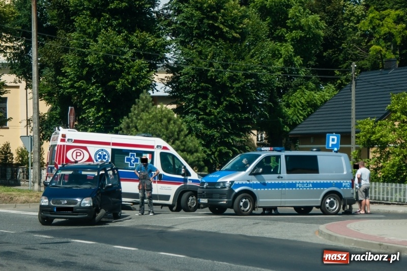Zdjęcie w galerii na portalu naszraciborz.pl: Zderzenie opla i volkswagena przy kościele Matki Bożej wiadomości z regionu