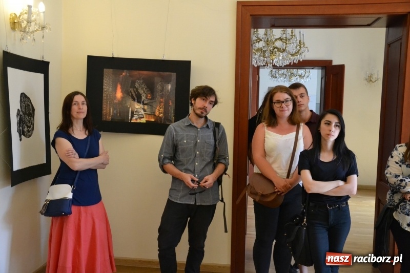 Zdjęcie w galerii na portalu naszraciborz.pl: Dyplomy 2017 - finisaż wystawy prac absolwentów Liceum Plastycznego na Zamku Piastowskim wiadomości z regionu