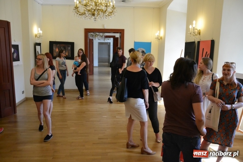 Zdjęcie w galerii na portalu naszraciborz.pl: Dyplomy 2017 - finisaż wystawy prac absolwentów Liceum Plastycznego na Zamku Piastowskim wiadomości z regionu