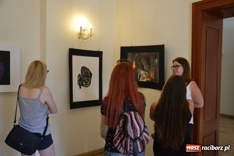 Zdjęcie w galerii na portalu naszraciborz.pl: Dyplomy 2017 - finisaż wystawy prac absolwentów Liceum Plastycznego na Zamku Piastowskim wiadomości z regionu