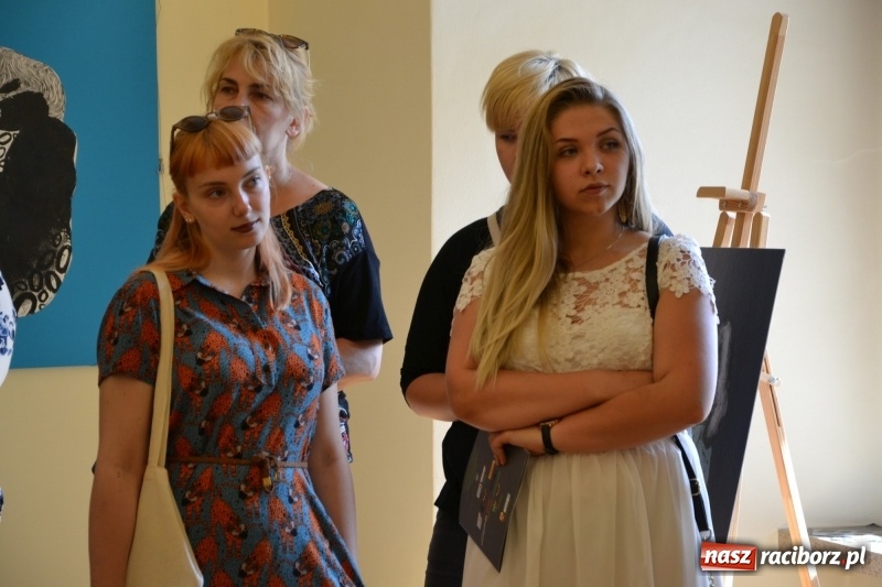 Zdjęcie w galerii na portalu naszraciborz.pl: Dyplomy 2017 - finisaż wystawy prac absolwentów Liceum Plastycznego na Zamku Piastowskim wiadomości z regionu