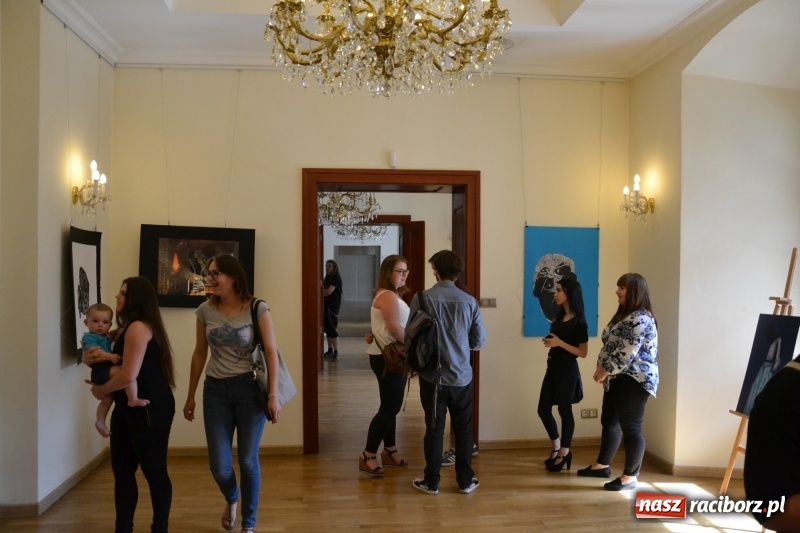 Zdjęcie w galerii na portalu naszraciborz.pl: Dyplomy 2017 - finisaż wystawy prac absolwentów Liceum Plastycznego na Zamku Piastowskim wiadomości z regionu