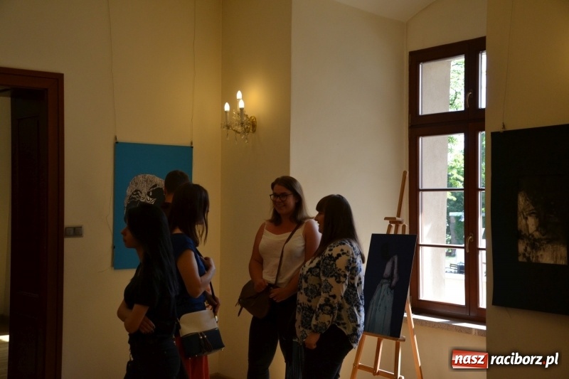 Zdjęcie w galerii na portalu naszraciborz.pl: Dyplomy 2017 - finisaż wystawy prac absolwentów Liceum Plastycznego na Zamku Piastowskim wiadomości z regionu