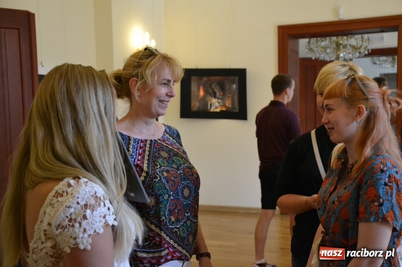Zdjęcie w galerii na portalu naszraciborz.pl: Dyplomy 2017 - finisaż wystawy prac absolwentów Liceum Plastycznego na Zamku Piastowskim wiadomości z regionu