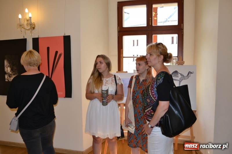Zdjęcie w galerii na portalu naszraciborz.pl: Dyplomy 2017 - finisaż wystawy prac absolwentów Liceum Plastycznego na Zamku Piastowskim wiadomości z regionu
