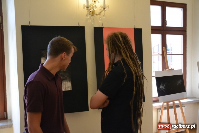 Zdjęcie w galerii na portalu naszraciborz.pl: Dyplomy 2017 - finisaż wystawy prac absolwentów Liceum Plastycznego na Zamku Piastowskim wiadomości z regionu