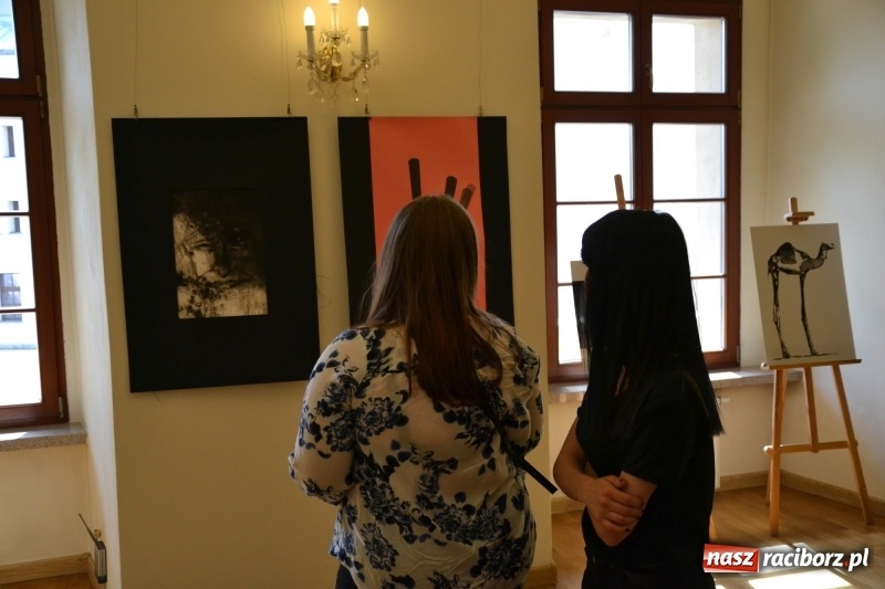 Zdjęcie w galerii na portalu naszraciborz.pl: Dyplomy 2017 - finisaż wystawy prac absolwentów Liceum Plastycznego na Zamku Piastowskim wiadomości z regionu