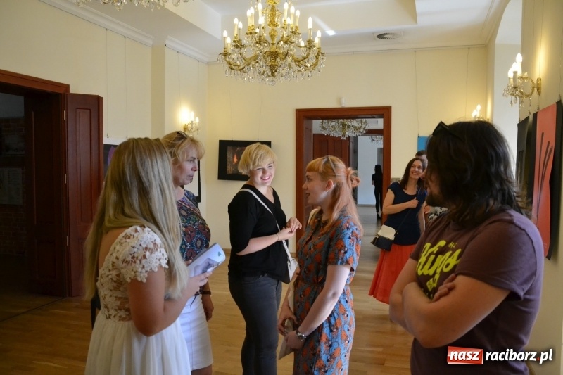 Zdjęcie w galerii na portalu naszraciborz.pl: Dyplomy 2017 - finisaż wystawy prac absolwentów Liceum Plastycznego na Zamku Piastowskim wiadomości z regionu