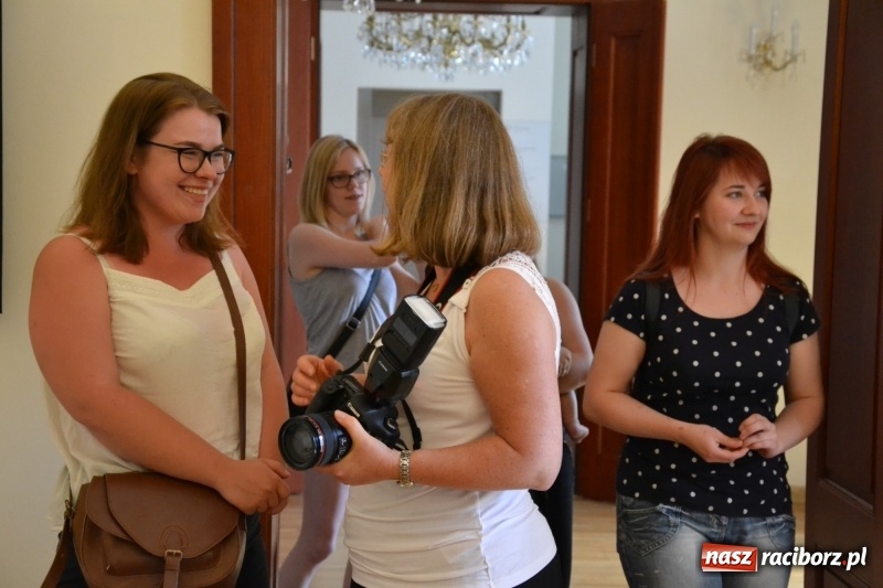 Zdjęcie w galerii na portalu naszraciborz.pl: Dyplomy 2017 - finisaż wystawy prac absolwentów Liceum Plastycznego na Zamku Piastowskim wiadomości z regionu
