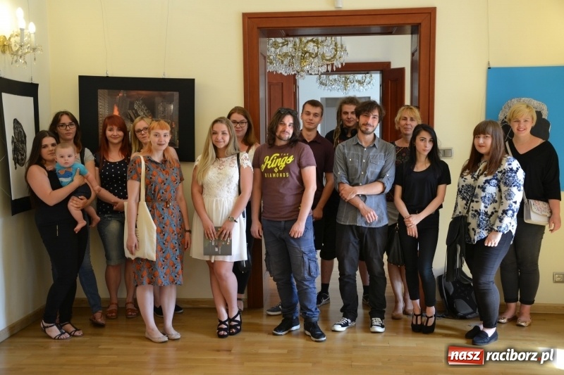 Zdjęcie w galerii na portalu naszraciborz.pl: Dyplomy 2017 - finisaż wystawy prac absolwentów Liceum Plastycznego na Zamku Piastowskim wiadomości z regionu