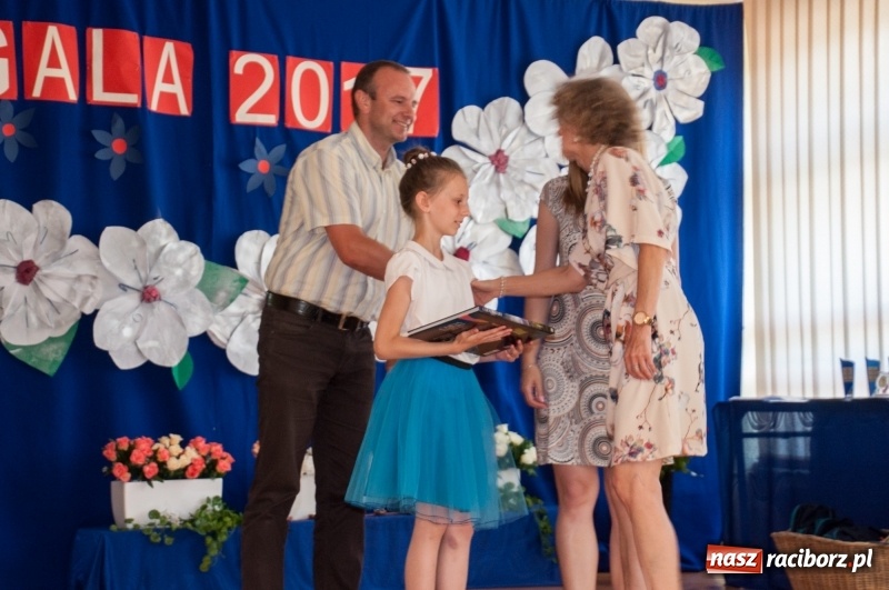 Zdjęcie w galerii na portalu naszraciborz.pl: Gala Laureatów SP 18 – wręczono Orły i SuperOrły Osiemnastki wiadomości z regionu