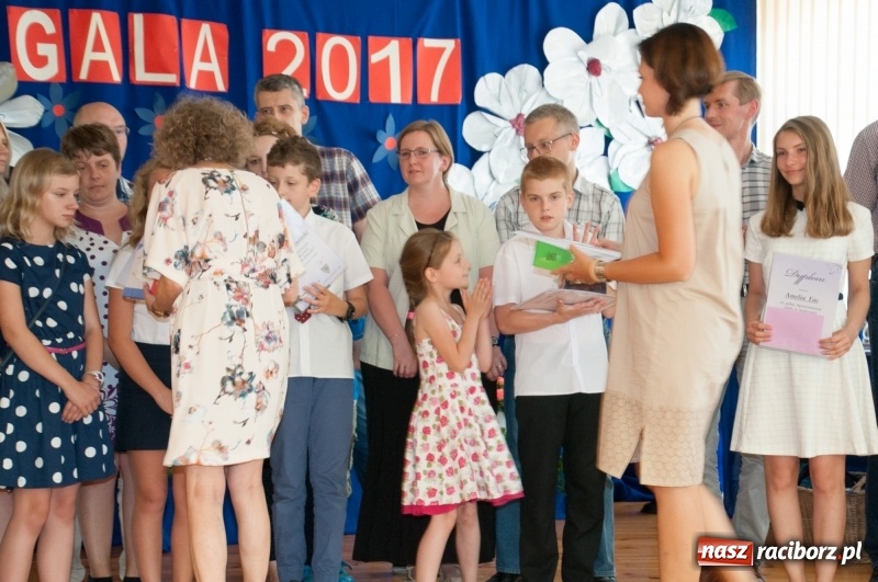 Zdjęcie w galerii na portalu naszraciborz.pl: Gala Laureatów SP 18 – wręczono Orły i SuperOrły Osiemnastki wiadomości z regionu