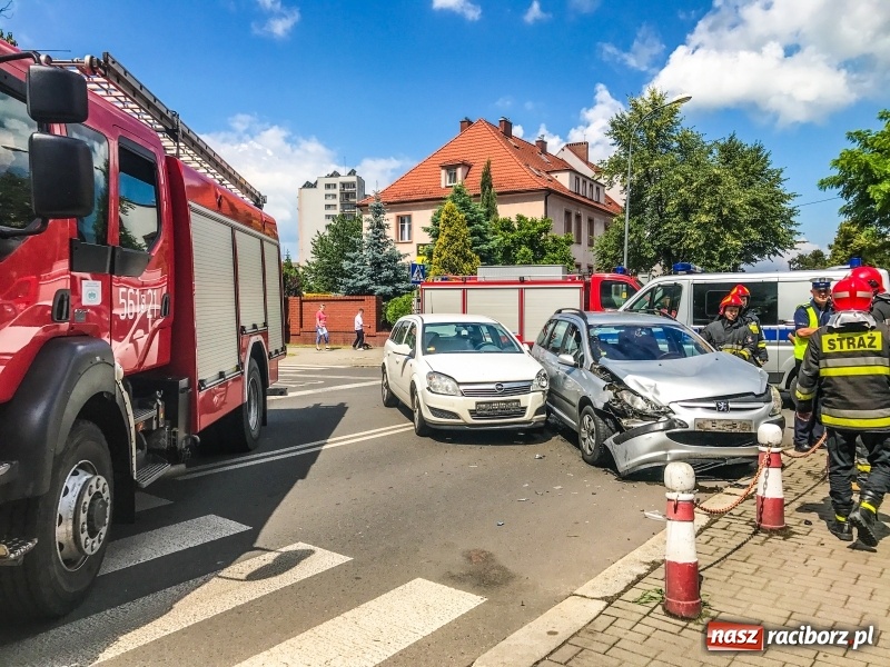 Zdjęcie w galerii na portalu naszraciborz.pl: Kolejne zderzenie samochodów na skrzyżowaniu Słowackiego-Miarki-Ogrodowa wiadomości z regionu