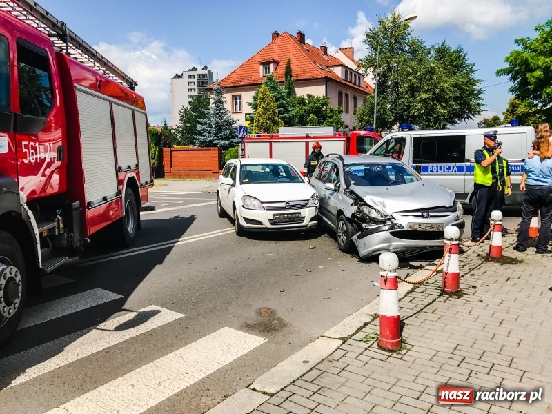 Zdjęcie w galerii na portalu naszraciborz.pl: Kolejne zderzenie samochodów na skrzyżowaniu Słowackiego-Miarki-Ogrodowa wiadomości z regionu