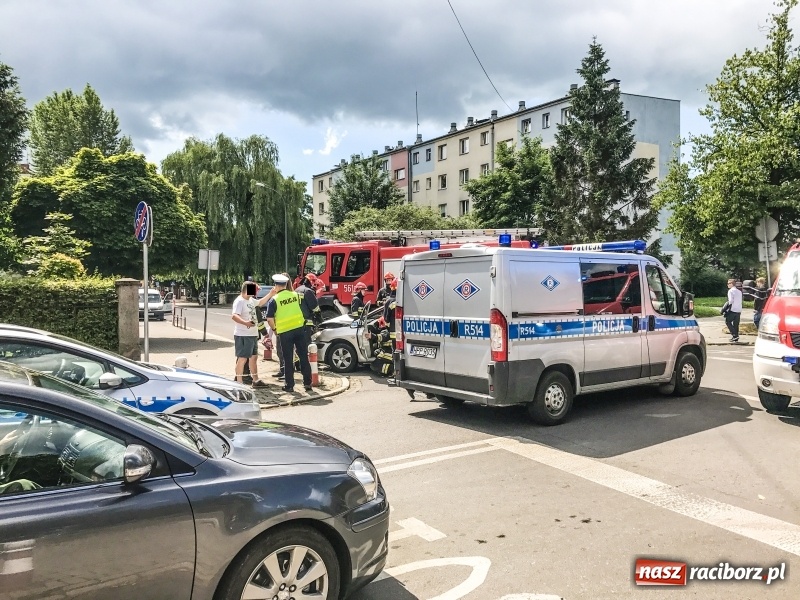 Zdjęcie w galerii na portalu naszraciborz.pl: Kolejne zderzenie samochodów na skrzyżowaniu Słowackiego-Miarki-Ogrodowa wiadomości z regionu