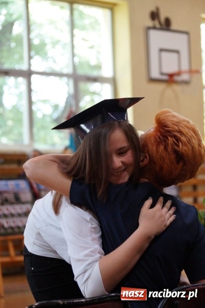 Zdjęcie w galerii na portalu naszraciborz.pl: Do widzenia, przyjaciele. Szkoła w Nędzy zakończyła rok i pożegnała absolwentów gimnazjów  wiadomości z regionu