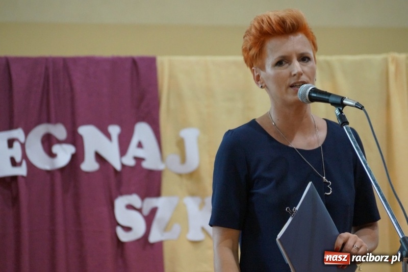 Zdjęcie w galerii na portalu naszraciborz.pl: Do widzenia, przyjaciele. Szkoła w Nędzy zakończyła rok i pożegnała absolwentów gimnazjów  wiadomości z regionu