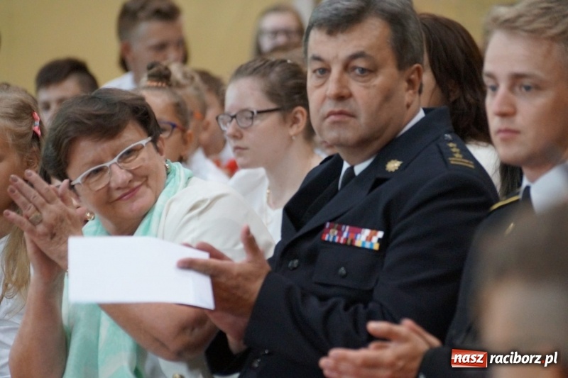 Zdjęcie w galerii na portalu naszraciborz.pl: Do widzenia, przyjaciele. Szkoła w Nędzy zakończyła rok i pożegnała absolwentów gimnazjów  wiadomości z regionu