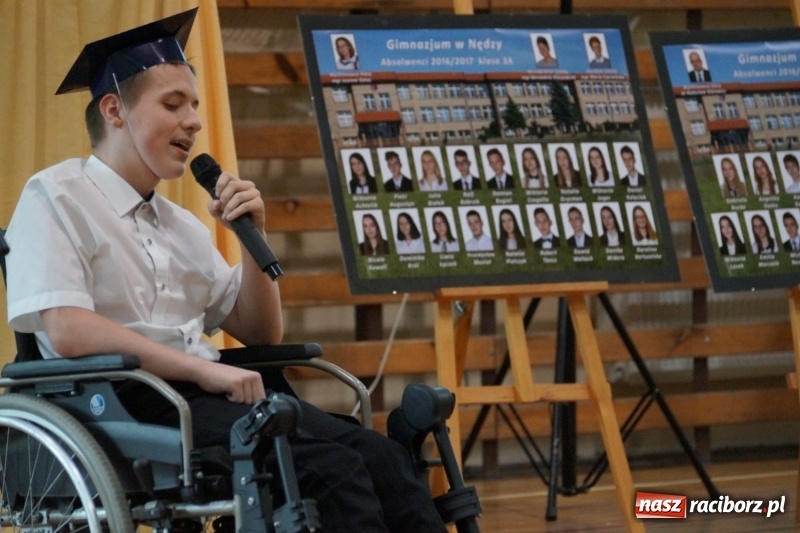 Zdjęcie w galerii na portalu naszraciborz.pl: Do widzenia, przyjaciele. Szkoła w Nędzy zakończyła rok i pożegnała absolwentów gimnazjów  wiadomości z regionu