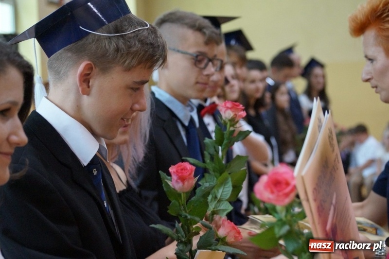 Zdjęcie w galerii na portalu naszraciborz.pl: Do widzenia, przyjaciele. Szkoła w Nędzy zakończyła rok i pożegnała absolwentów gimnazjów  wiadomości z regionu