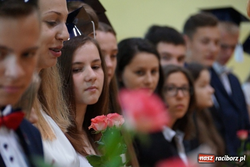 Zdjęcie w galerii na portalu naszraciborz.pl: Do widzenia, przyjaciele. Szkoła w Nędzy zakończyła rok i pożegnała absolwentów gimnazjów  wiadomości z regionu