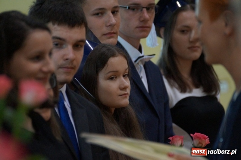 Zdjęcie w galerii na portalu naszraciborz.pl: Do widzenia, przyjaciele. Szkoła w Nędzy zakończyła rok i pożegnała absolwentów gimnazjów  wiadomości z regionu