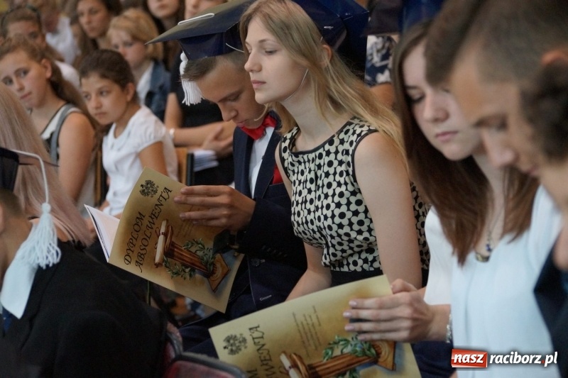 Zdjęcie w galerii na portalu naszraciborz.pl: Do widzenia, przyjaciele. Szkoła w Nędzy zakończyła rok i pożegnała absolwentów gimnazjów  wiadomości z regionu