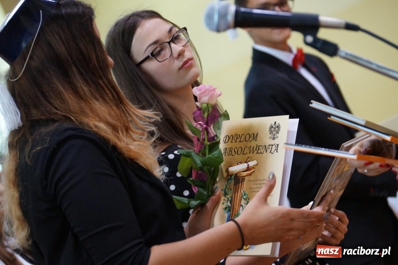 Zdjęcie w galerii na portalu naszraciborz.pl: Do widzenia, przyjaciele. Szkoła w Nędzy zakończyła rok i pożegnała absolwentów gimnazjów  wiadomości z regionu
