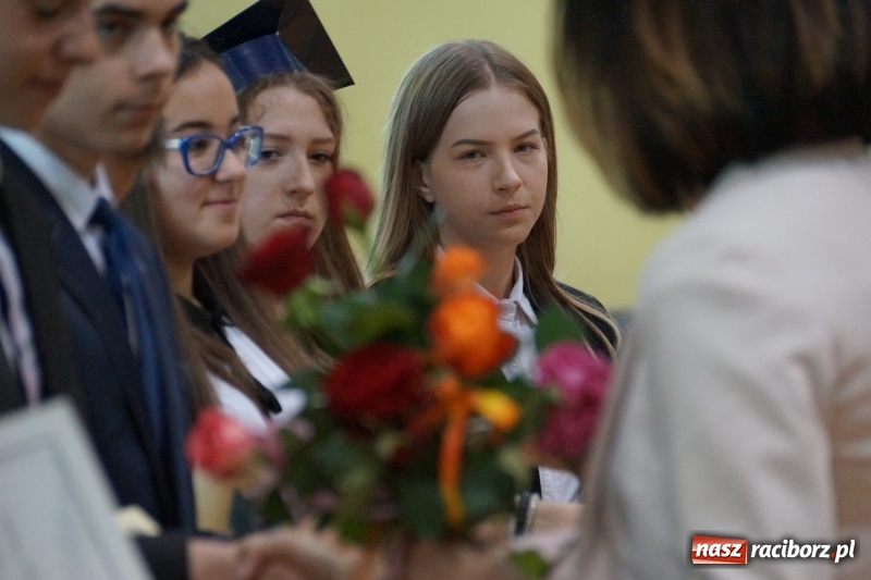 Zdjęcie w galerii na portalu naszraciborz.pl: Do widzenia, przyjaciele. Szkoła w Nędzy zakończyła rok i pożegnała absolwentów gimnazjów  wiadomości z regionu