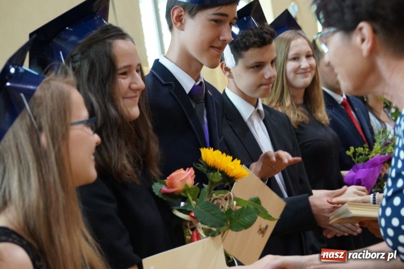Zdjęcie w galerii na portalu naszraciborz.pl: Do widzenia, przyjaciele. Szkoła w Nędzy zakończyła rok i pożegnała absolwentów gimnazjów  wiadomości z regionu