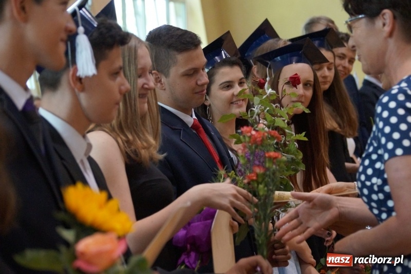 Zdjęcie w galerii na portalu naszraciborz.pl: Do widzenia, przyjaciele. Szkoła w Nędzy zakończyła rok i pożegnała absolwentów gimnazjów  wiadomości z regionu