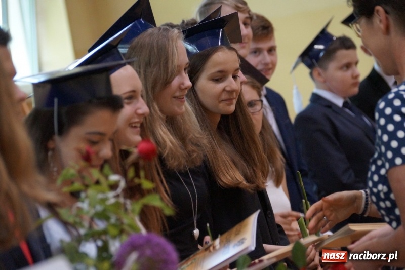 Zdjęcie w galerii na portalu naszraciborz.pl: Do widzenia, przyjaciele. Szkoła w Nędzy zakończyła rok i pożegnała absolwentów gimnazjów  wiadomości z regionu