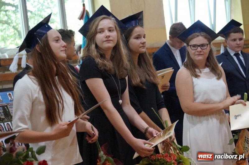 Zdjęcie w galerii na portalu naszraciborz.pl: Do widzenia, przyjaciele. Szkoła w Nędzy zakończyła rok i pożegnała absolwentów gimnazjów  wiadomości z regionu