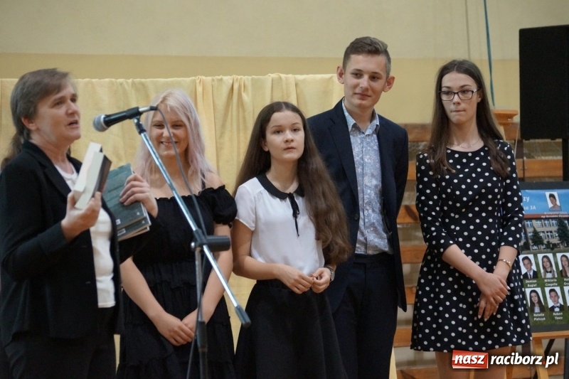 Zdjęcie w galerii na portalu naszraciborz.pl: Do widzenia, przyjaciele. Szkoła w Nędzy zakończyła rok i pożegnała absolwentów gimnazjów  wiadomości z regionu