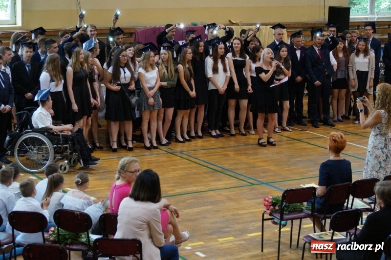 Zdjęcie w galerii na portalu naszraciborz.pl: Do widzenia, przyjaciele. Szkoła w Nędzy zakończyła rok i pożegnała absolwentów gimnazjów  wiadomości z regionu