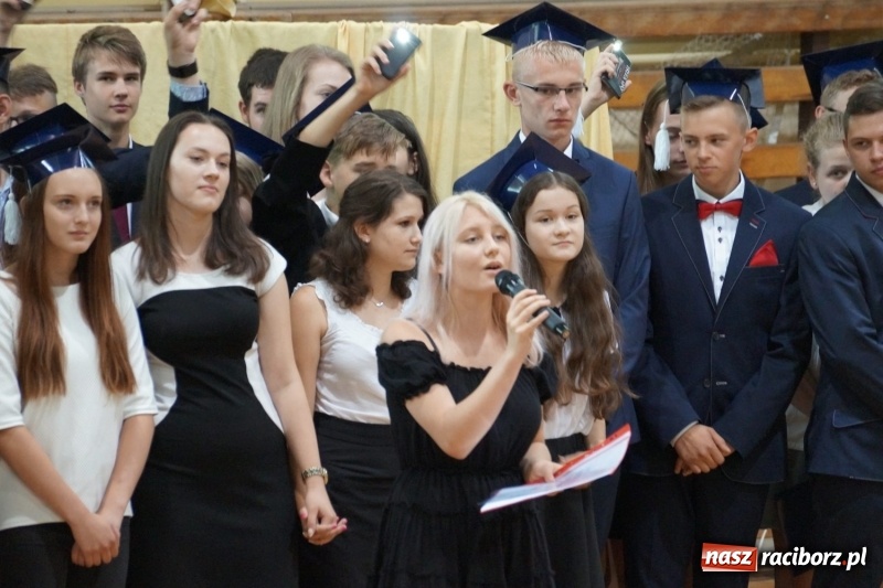 Zdjęcie w galerii na portalu naszraciborz.pl: Do widzenia, przyjaciele. Szkoła w Nędzy zakończyła rok i pożegnała absolwentów gimnazjów  wiadomości z regionu