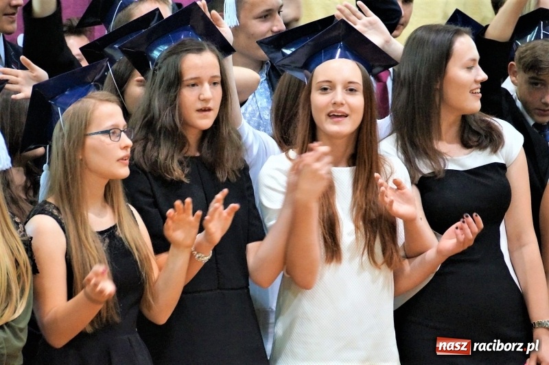 Zdjęcie w galerii na portalu naszraciborz.pl: Do widzenia, przyjaciele. Szkoła w Nędzy zakończyła rok i pożegnała absolwentów gimnazjów  wiadomości z regionu