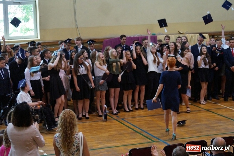 Zdjęcie w galerii na portalu naszraciborz.pl: Do widzenia, przyjaciele. Szkoła w Nędzy zakończyła rok i pożegnała absolwentów gimnazjów  wiadomości z regionu