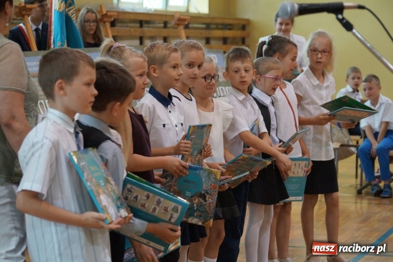 Zdjęcie w galerii na portalu naszraciborz.pl: Do widzenia, przyjaciele. Szkoła w Nędzy zakończyła rok i pożegnała absolwentów gimnazjów  wiadomości z regionu