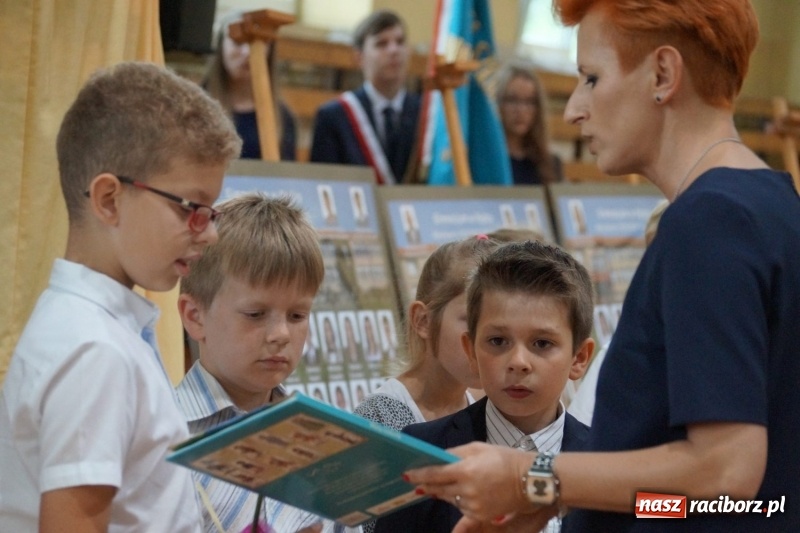 Zdjęcie w galerii na portalu naszraciborz.pl: Do widzenia, przyjaciele. Szkoła w Nędzy zakończyła rok i pożegnała absolwentów gimnazjów  wiadomości z regionu