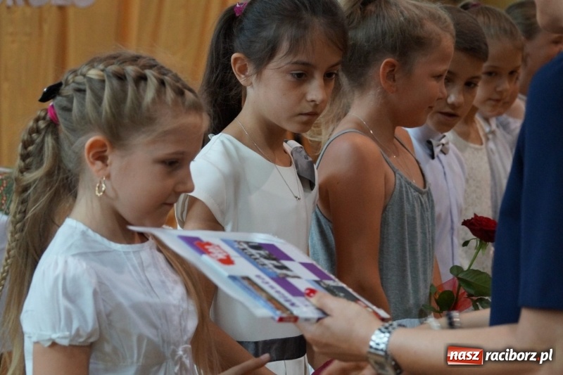 Zdjęcie w galerii na portalu naszraciborz.pl: Do widzenia, przyjaciele. Szkoła w Nędzy zakończyła rok i pożegnała absolwentów gimnazjów  wiadomości z regionu