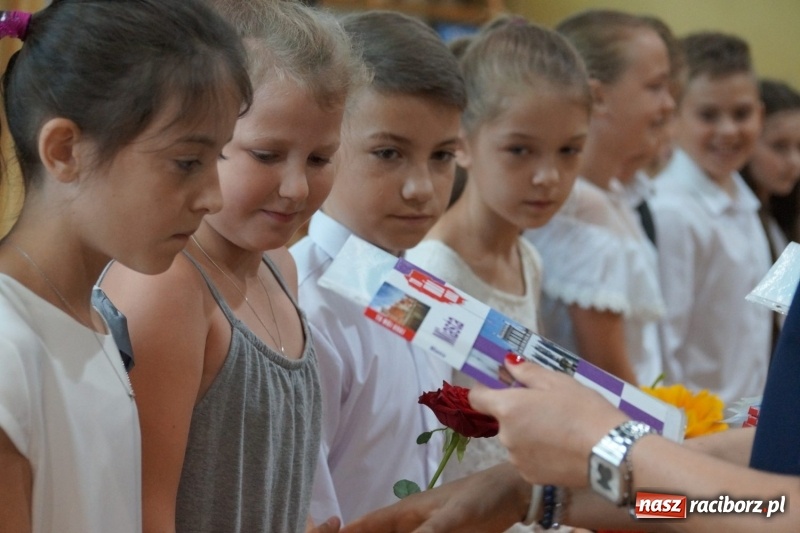 Zdjęcie w galerii na portalu naszraciborz.pl: Do widzenia, przyjaciele. Szkoła w Nędzy zakończyła rok i pożegnała absolwentów gimnazjów  wiadomości z regionu