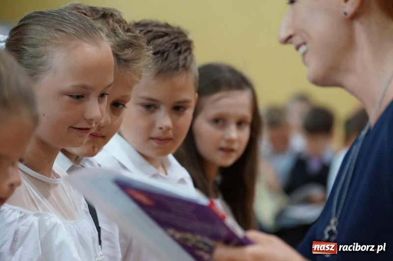 Zdjęcie w galerii na portalu naszraciborz.pl: Do widzenia, przyjaciele. Szkoła w Nędzy zakończyła rok i pożegnała absolwentów gimnazjów  wiadomości z regionu