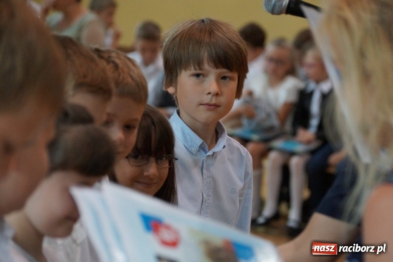 Zdjęcie w galerii na portalu naszraciborz.pl: Do widzenia, przyjaciele. Szkoła w Nędzy zakończyła rok i pożegnała absolwentów gimnazjów  wiadomości z regionu